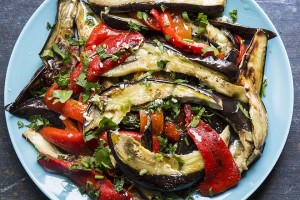 Grillet-aubergine-og-paprika-salat-