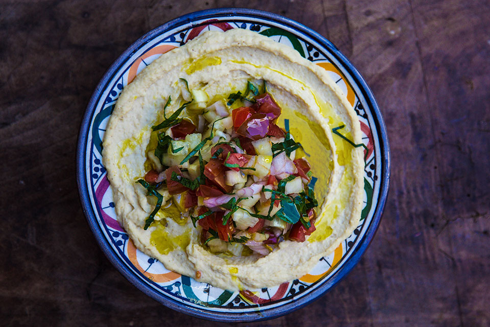 Hummus-med-marokkansk-agurk-og-tomatsalat-med-mynte-